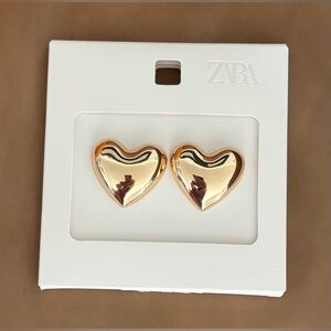 ZARA METAL HEART EARRINGS
Color: golden